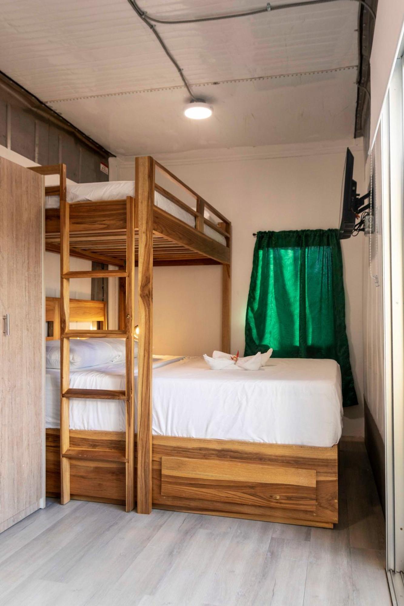 Emi'S Place Container Living Увита Екстериор снимка